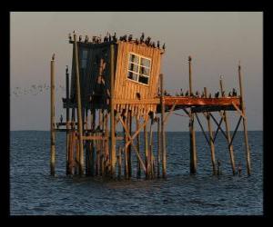yapboz Balıkçılar için kulübe ile uzunbacak ev, inşaat kazık üzerinde göl desteklenmektedir
